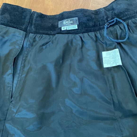 Vintage 70’s high waisted, black suede midi skirt. 29” waist (US 8). As new. - Picture 7 of 8